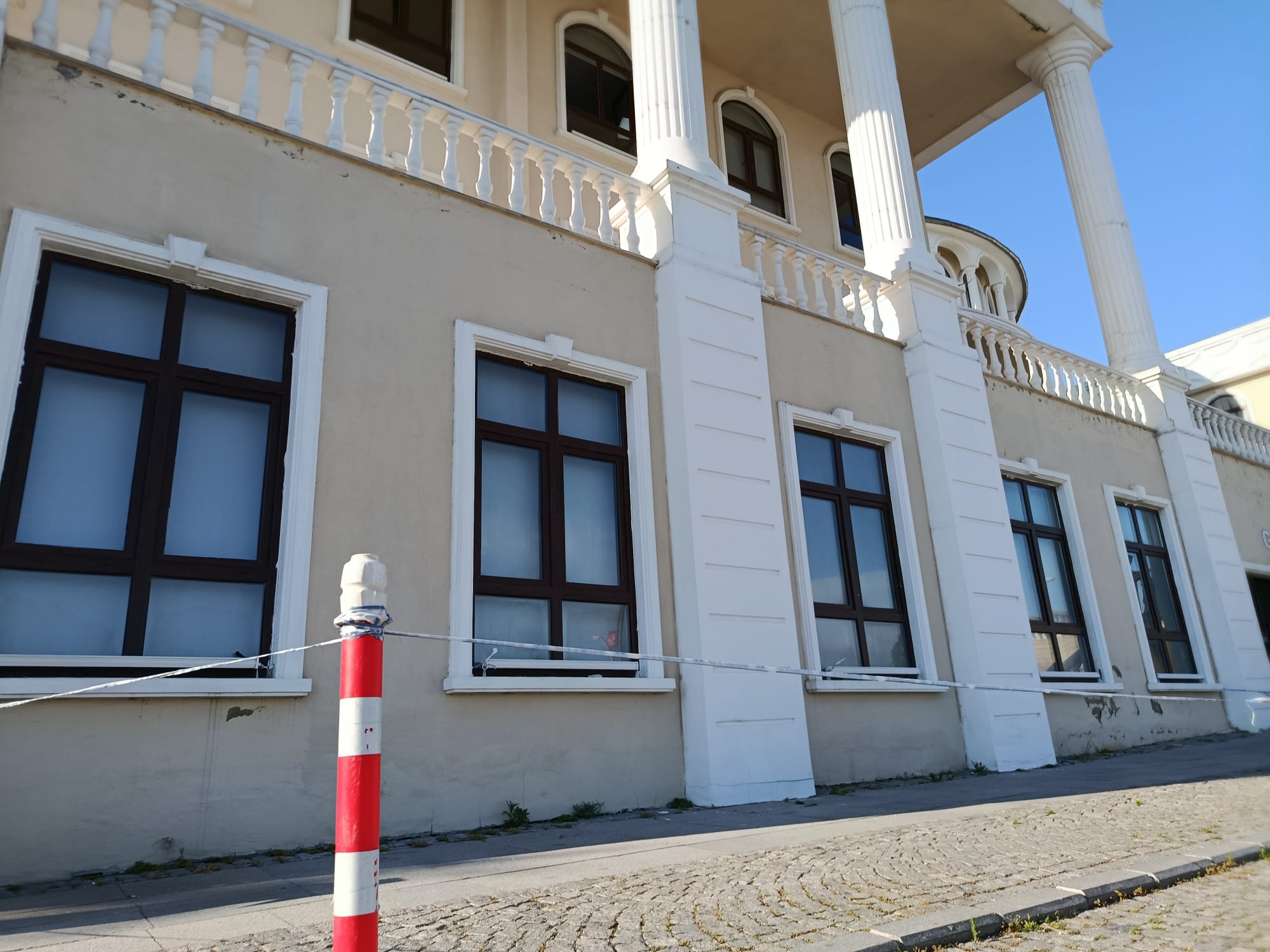 Edirne’de Ağustos 2022'de hizmete açılan Atatürk Kültür Merkezi'nin teras tavanında meydana gelen ve taşıyıcı hatları açığa çıkaran büyük tahribat, kaldırıma çekilen güvenlik şeridine rağmen binayı kullanan vatandaşlar için ciddi bir tehlike oluşturuyor.